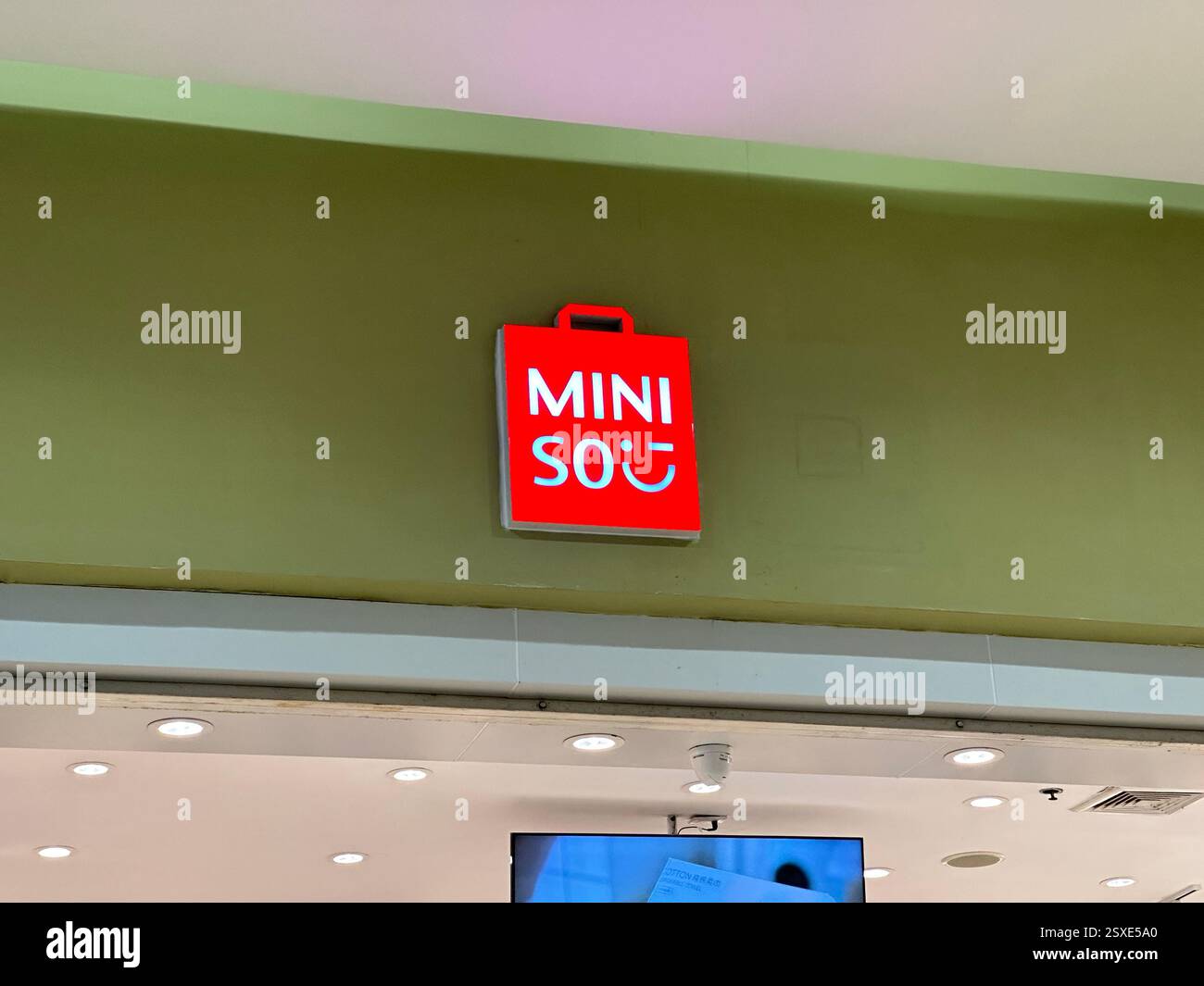 Hua Hin, Thailand - 31. Dezember 2023. Miniso Store Logo. - Smartphone-aufgenommenes Stockfoto