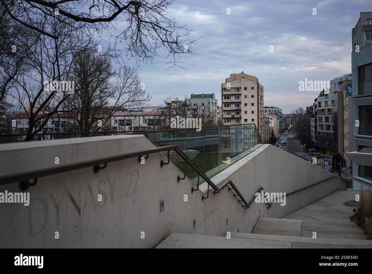 Warschau, Polen. 26. Januar 2025 - Moderne Architektur mit urbaner Landschaft im Hintergrund an einem Wintertag Stockfoto