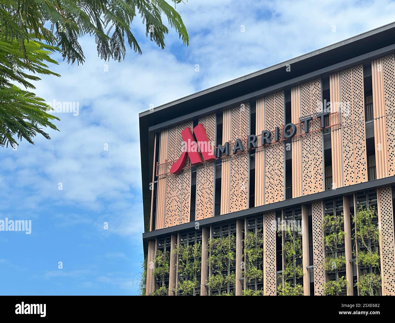 Hua hin, Thailand - 29. Dezember 2023: Marriott Hotel in Hua hin. - Smartphone-aufgenommenes Stockfoto