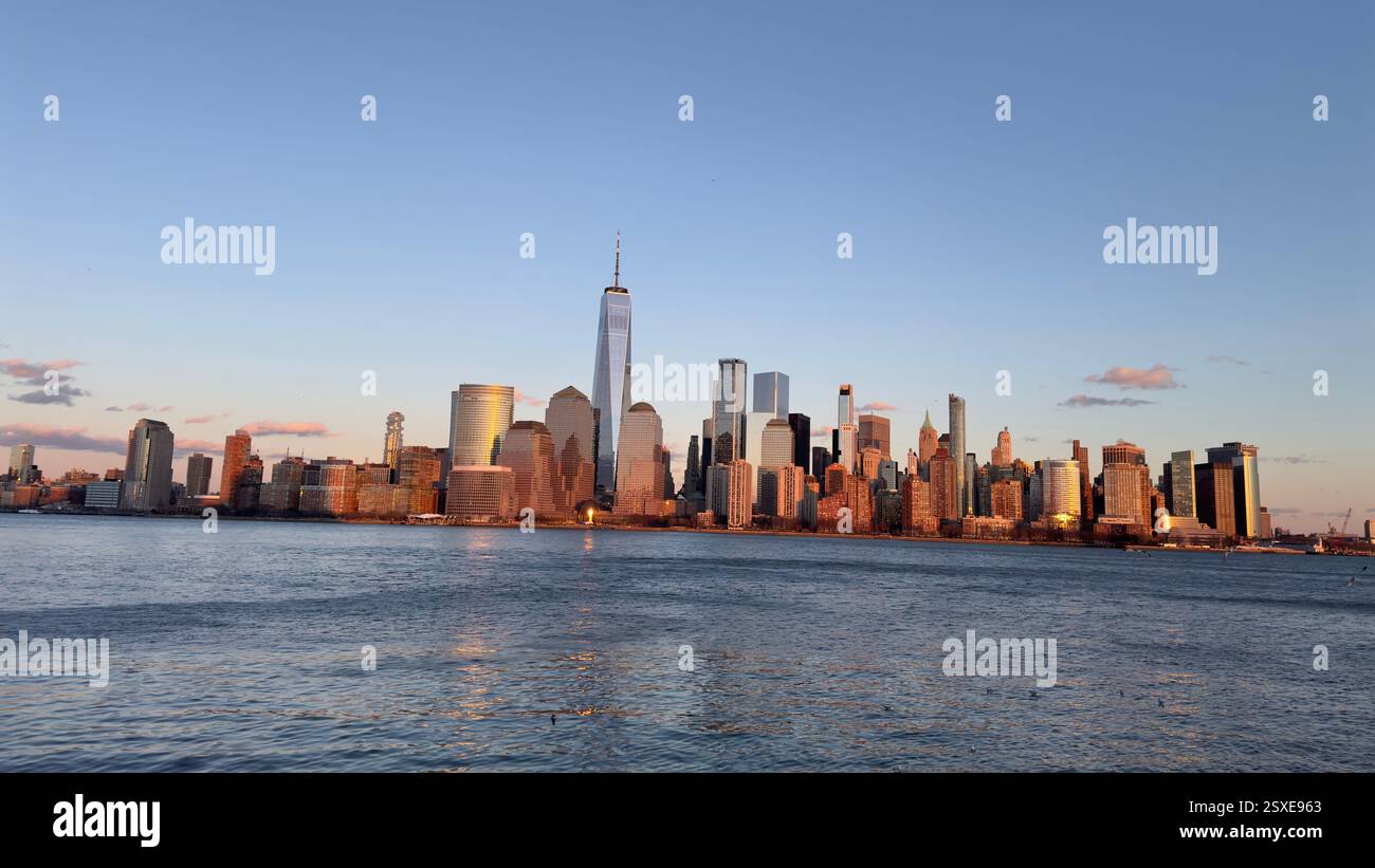 Skyline von New York City mit beleuchteten Wolkenkratzern und Hudson River Reflections - Smartphone-aufgenommenes Stockfoto