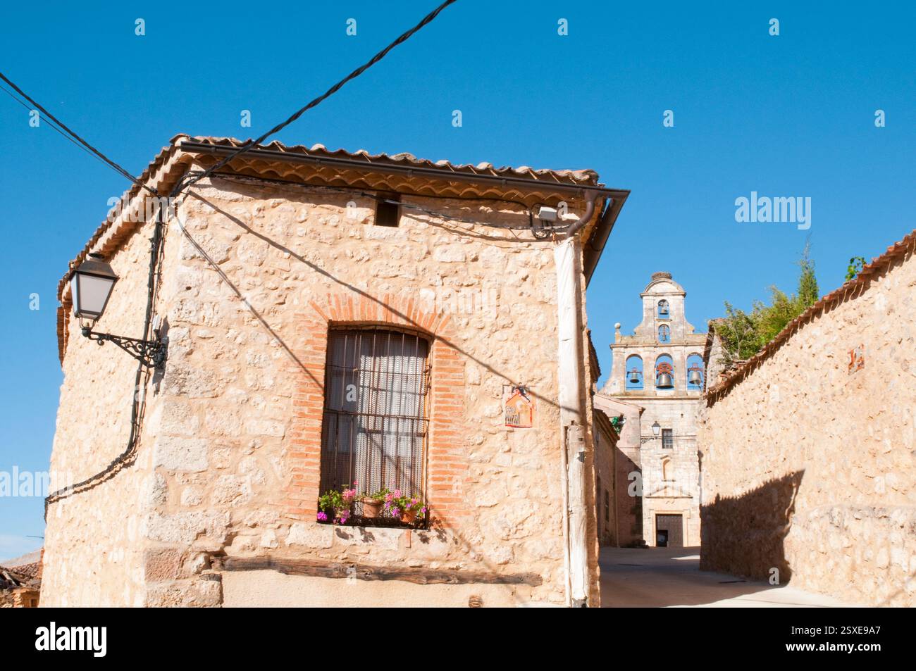 Straße und Kirche. Maderuelo, Segovia Provinz Castilla Leon, Spanien. Stockfoto