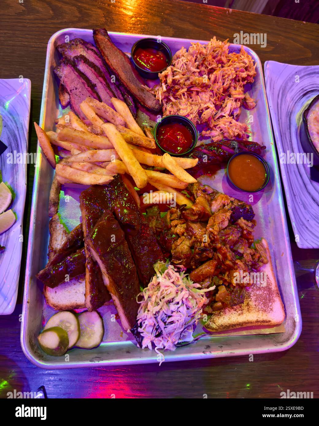 Eine köstliche gemischte Grillplatte mit einer Vielzahl von gegrilltem Fleisch - Smartphone-aufgenommenes Stockfoto
