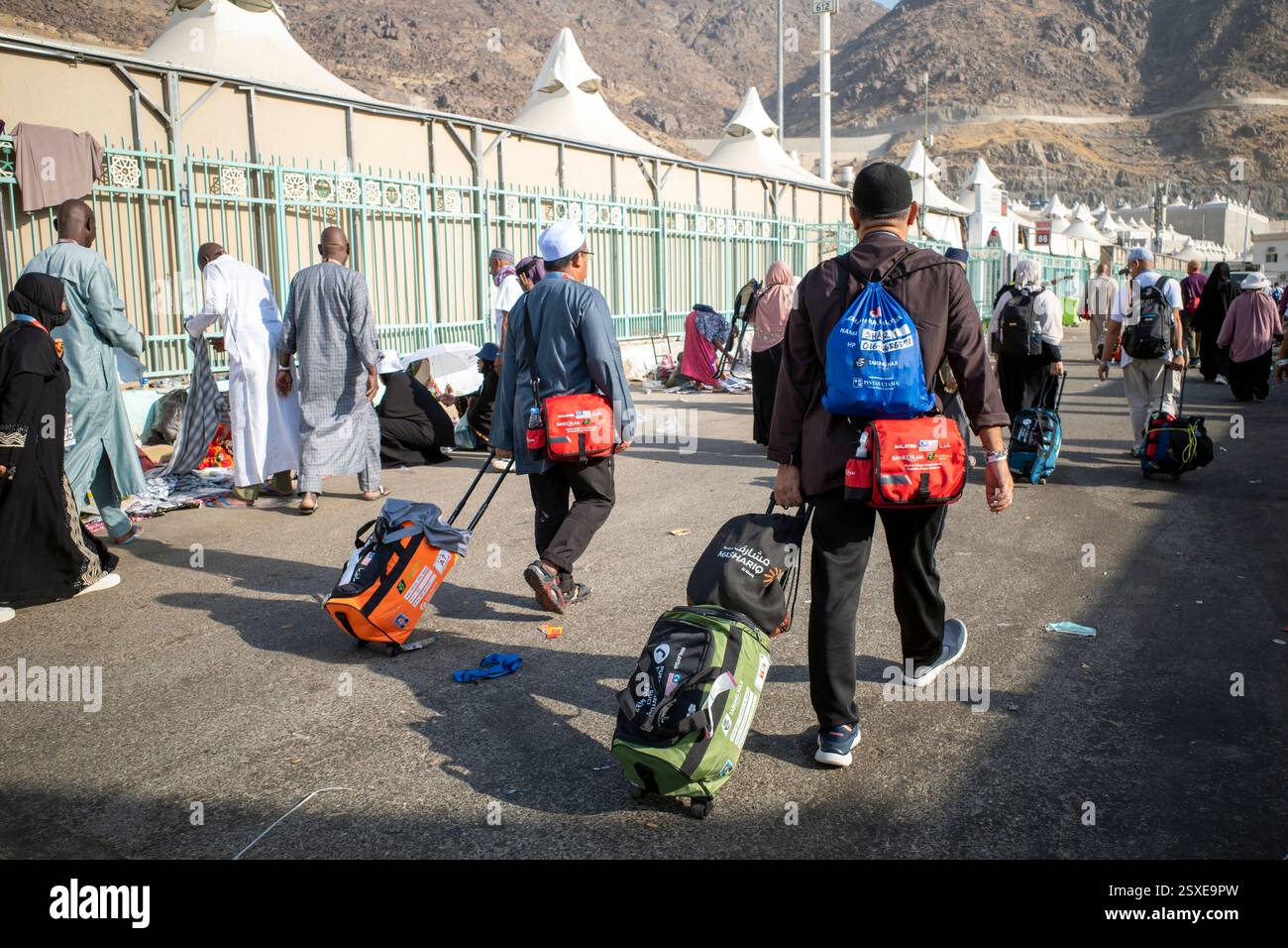 Mekka, Saudi-Arabien - 18. Juni 2024: Pilger aus Malaysia verlassen den Wallfahrtsort in Mina und setzen ihre Pilgerreise nach Mekka Saudi-Arabien fort. Stockfoto