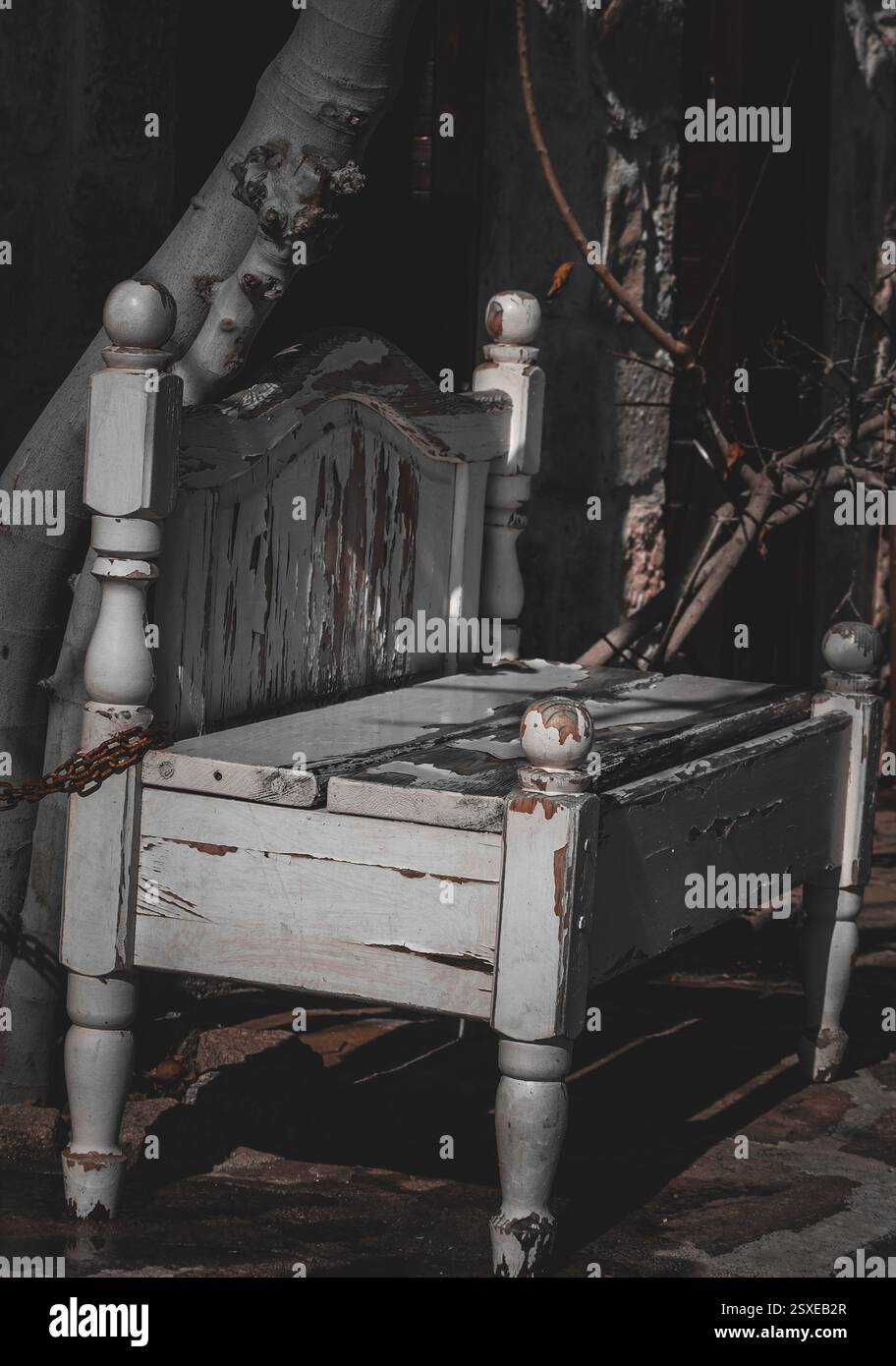 Antikes Bett mit Vintage-Design, antike Ästhetik. Stockfoto