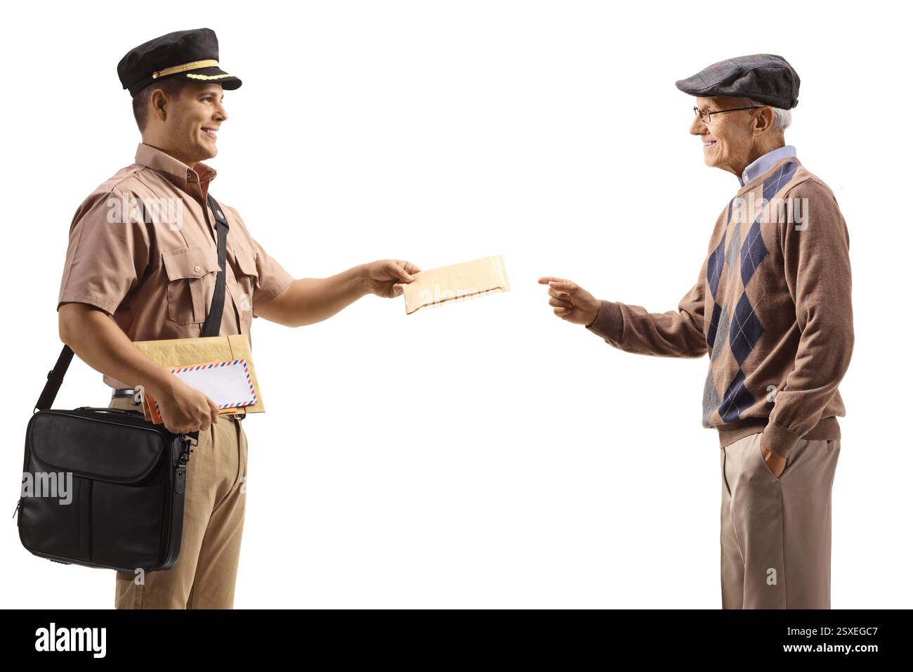 Postbote in Uniform, der einem älteren Mann einen Brief auf weißem Hintergrund überbringt Stockfoto