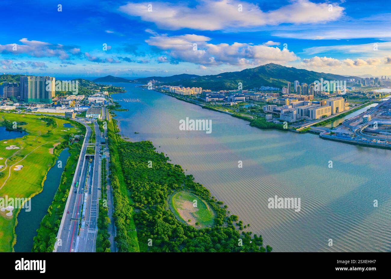 Luftkulisse der Hengqin Freihandelszone in Macau und Zhuhai, China Stockfoto