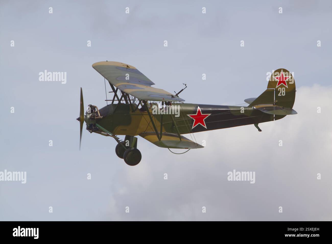 Polikarpov Po-2 Doppeldecker im Flug Stockfoto