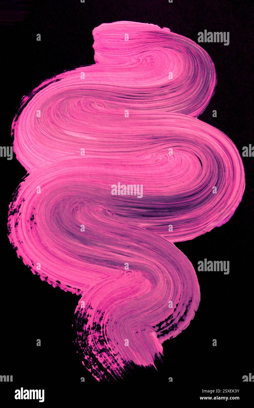 Ein Nahfoto von handgefertigten Kunstwerken. Pinselstriche und Textur von neonrosa Farbe auf schwarzem Papier Stockfoto