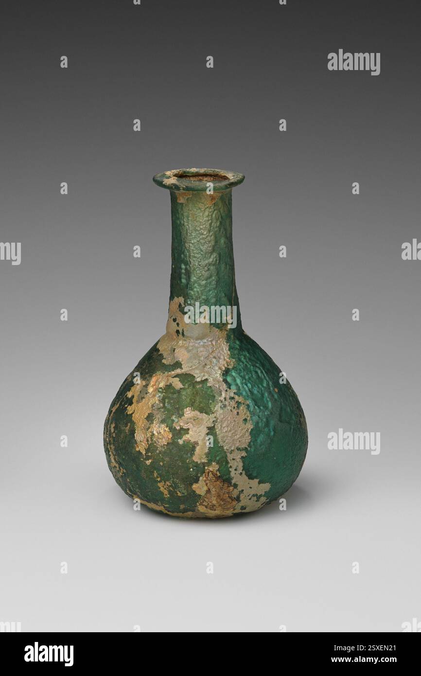 Glasparfümflasche, Roman, 1. Jahrhundert CE, aus durchscheinendem tiefblau-grünem Glas mit irisierender Witterung und charakteristischer Form. Ein bemerkenswertes Beispiel der römischen Glasbläserei. Stockfoto