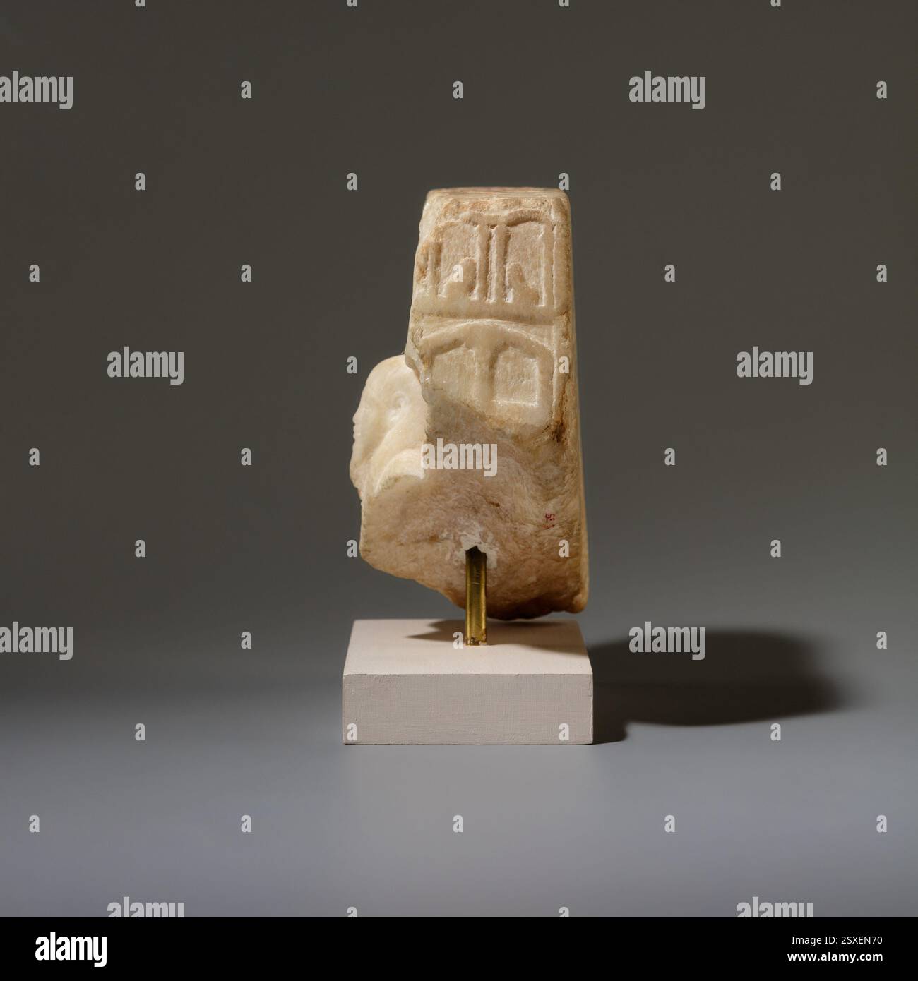 Stele des Heb SED von Amenhotep III., ca. 1390–1353 v. Chr., ägyptisch, aus Travertin hergestellt. Dieses antike Artefakt erinnert an das Heb SED-Festival, das die Verjüngung des Königs und seine fortgesetzte Herrschaft markiert. Es enthält Inschriften, die königliche Zeremonien beschreiben. Stockfoto