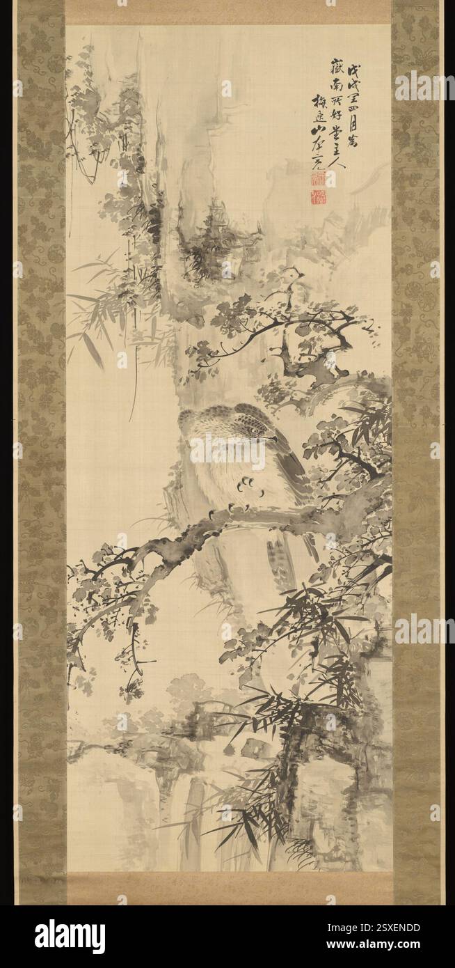 Ein hängendes Scrollbild mit dem Titel „Wild Hawk on a Tree“ von Yamamoto Baiitsu aus dem Jahr 1838, das einen Falken auf einem Baum darstellt. Das Kunstwerk aus Tinte auf Satin ist ein schönes Beispiel japanischer Naturkunst während der Edo-Zeit. Stockfoto