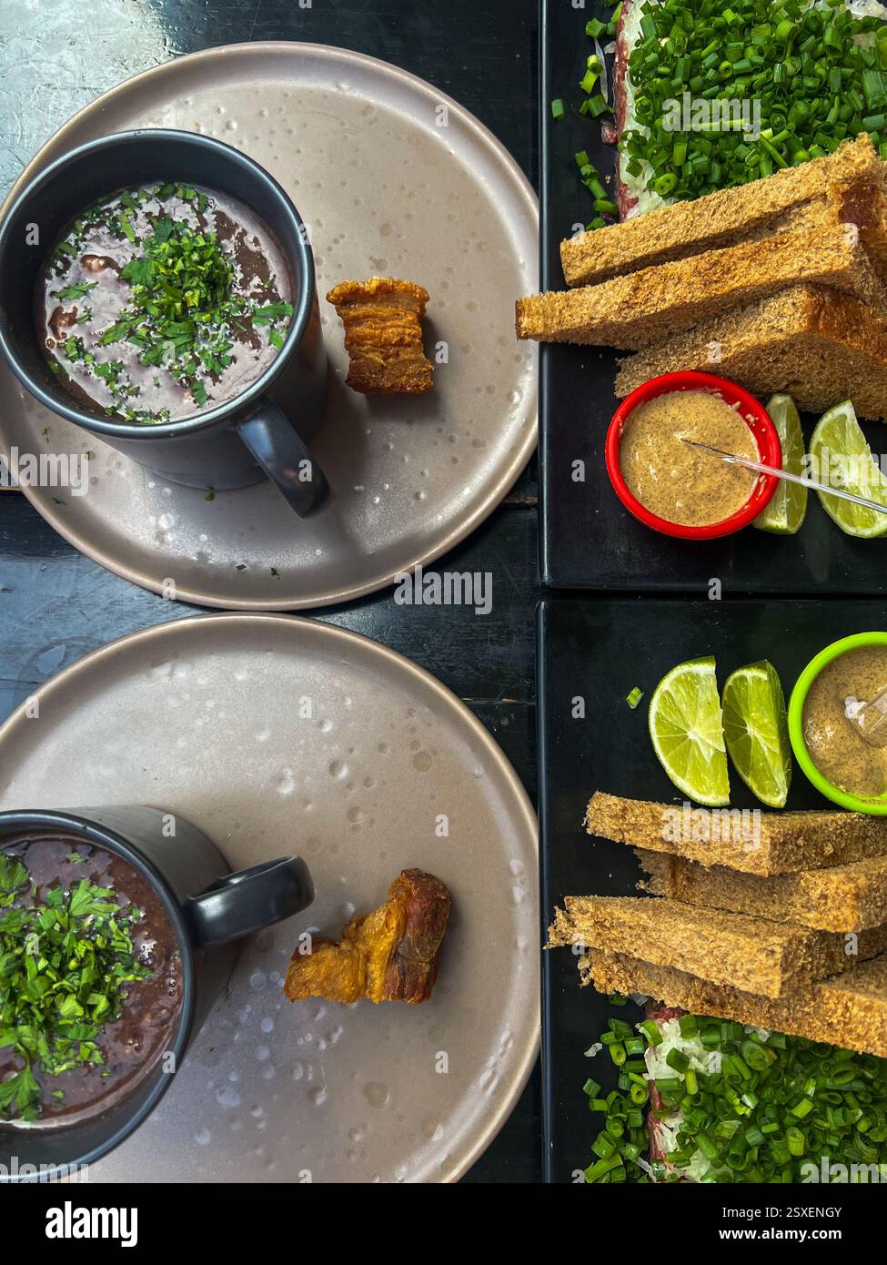 Ein fest für die Sinne! Traditionelle Aromen, knusprige Häppchen und ein Hauch von Frische Stockfoto