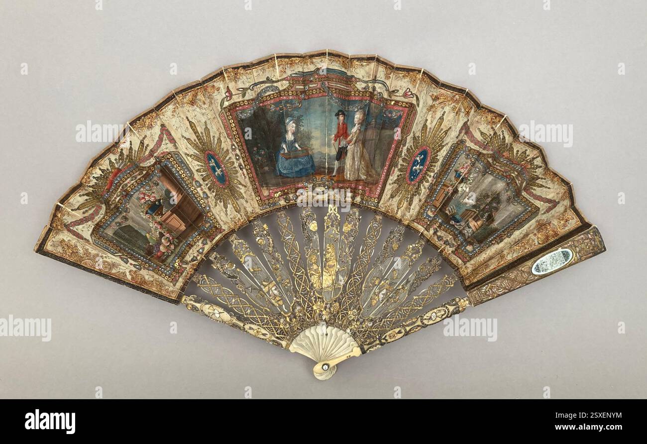 Ein französischer Fan aus dem letzten Viertel des 18. Jahrhunderts, hergestellt aus Elfenbein, Seide und Perlmutt. Dieser Fan spiegelt die Opulenz und Modetrends der französischen Elite in den späten 1700er Jahren wider Stockfoto
