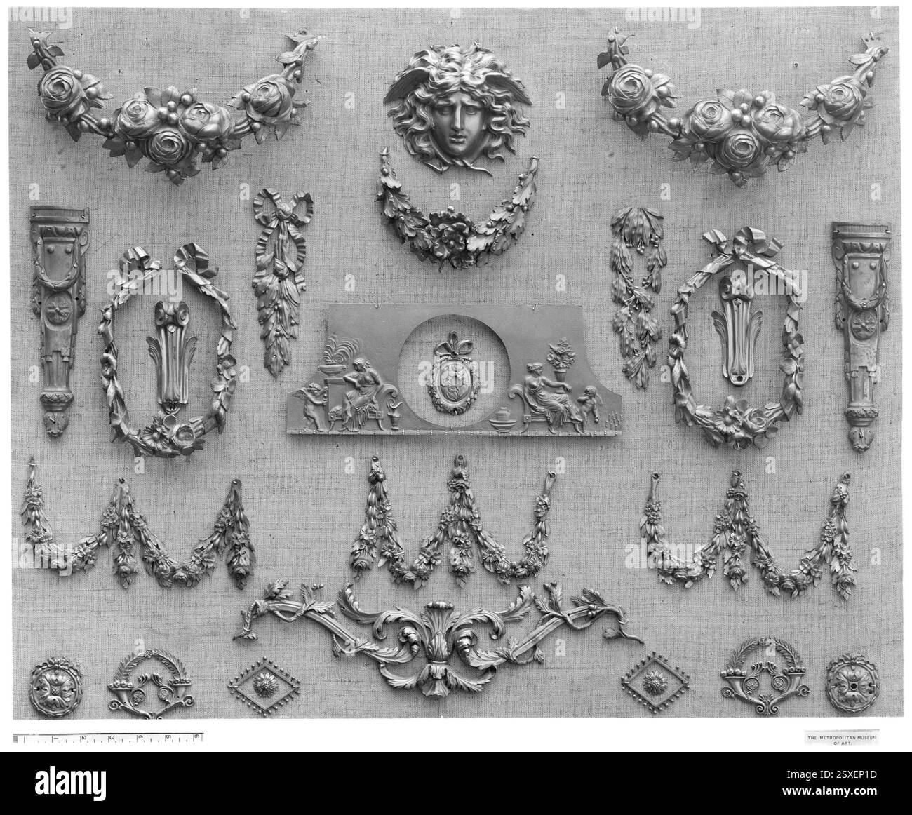 Diese französische Rutsche aus dem 18. Jahrhundert ist aus vergoldeter Bronze gefertigt und zeigt komplizierte Metallarbeiten, die typisch für diese Zeit sind. Sie spiegelt das hohe Maß an Handwerkskunst und dekorativer Kunst in der französischen Metallverarbeitung in den 1700er Jahren wider Stockfoto