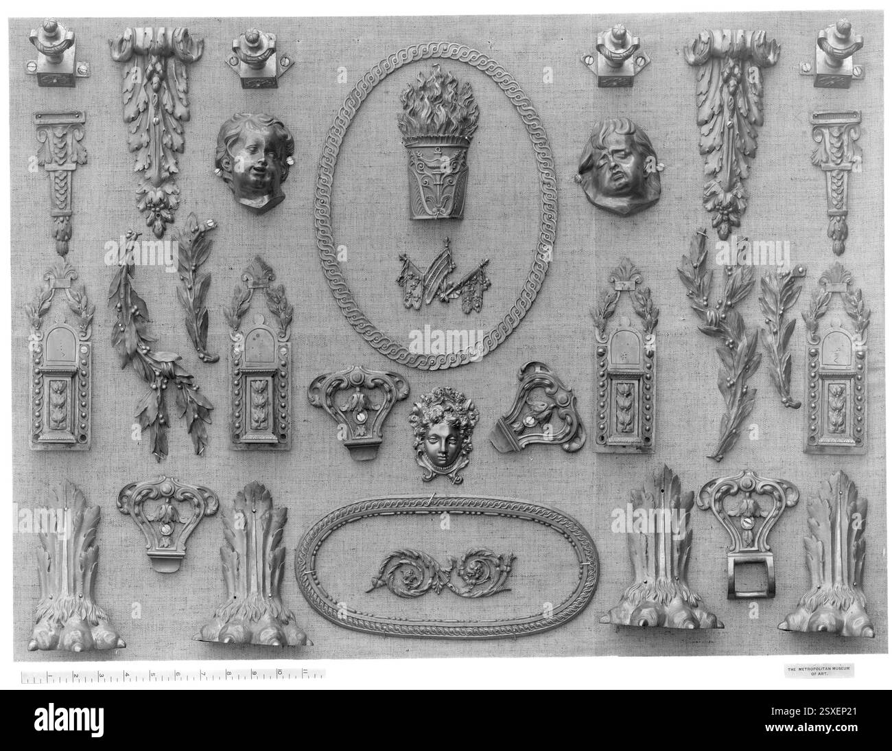 Dieser französische Verschluss aus dem 18. Jahrhundert ist aus vergoldeter Bronze gefertigt. Es ist Teil eines Sets, das die Liebe zum Detail und die Qualität der funktionalen Metallverarbeitung für den täglichen Gebrauch demonstriert. Stockfoto