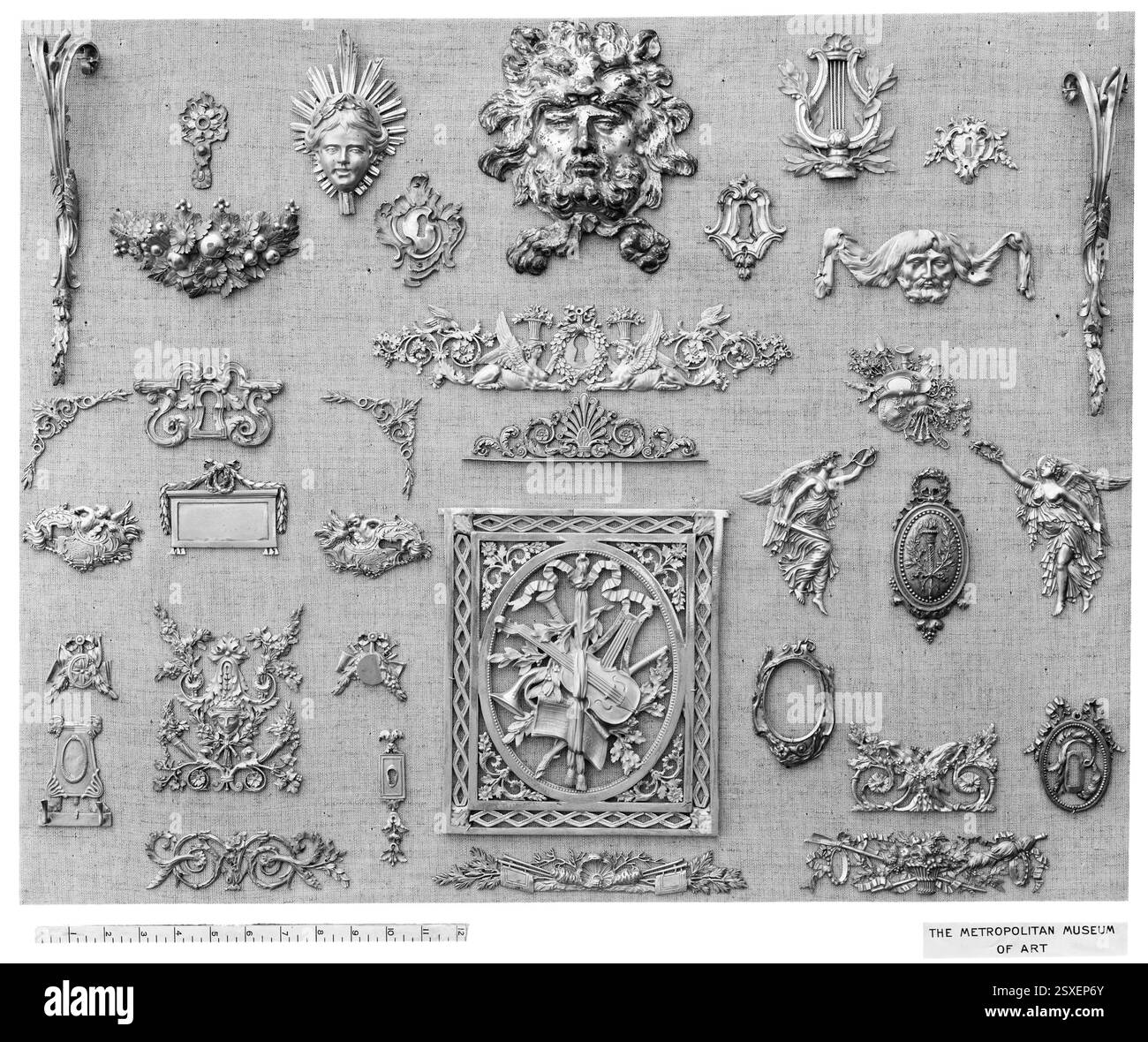 Dieses Paar französischer Tafelornamente aus dem 18. Jahrhundert besteht aus vergoldeter Bronze. Diese dekorativen Elemente spiegeln den Fokus dieser Zeit auf opulentes Design wider, das häufig in Architektur oder Möbeln verwendet wird. Stockfoto