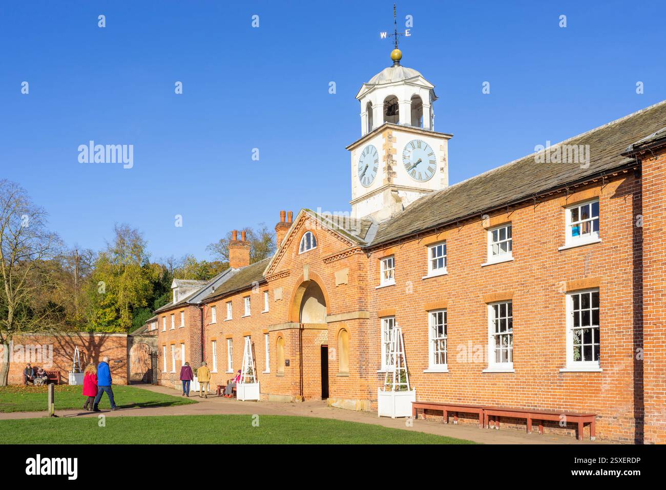 Clumber Park Nottinghamshire Uhrenturm und alter Stallblock Clumber Park Nottinghamshire England Großbritannien GB Europa Stockfoto