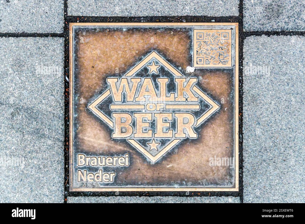 Eine Bronzeplakette mit der Aufschrift „Walk of Beer“ für die Brauerei Neder ist in das Pflaster der Altstadt von Forchheim eingelassen, mit einem QR-Code für weitere Informationen. Die Plakette gehört zu einem Rundweg, der die Brautradition von Forchheim markiert. St.-Martin-Straße, Forchheim, Bayern, Deutschland. Stockfoto