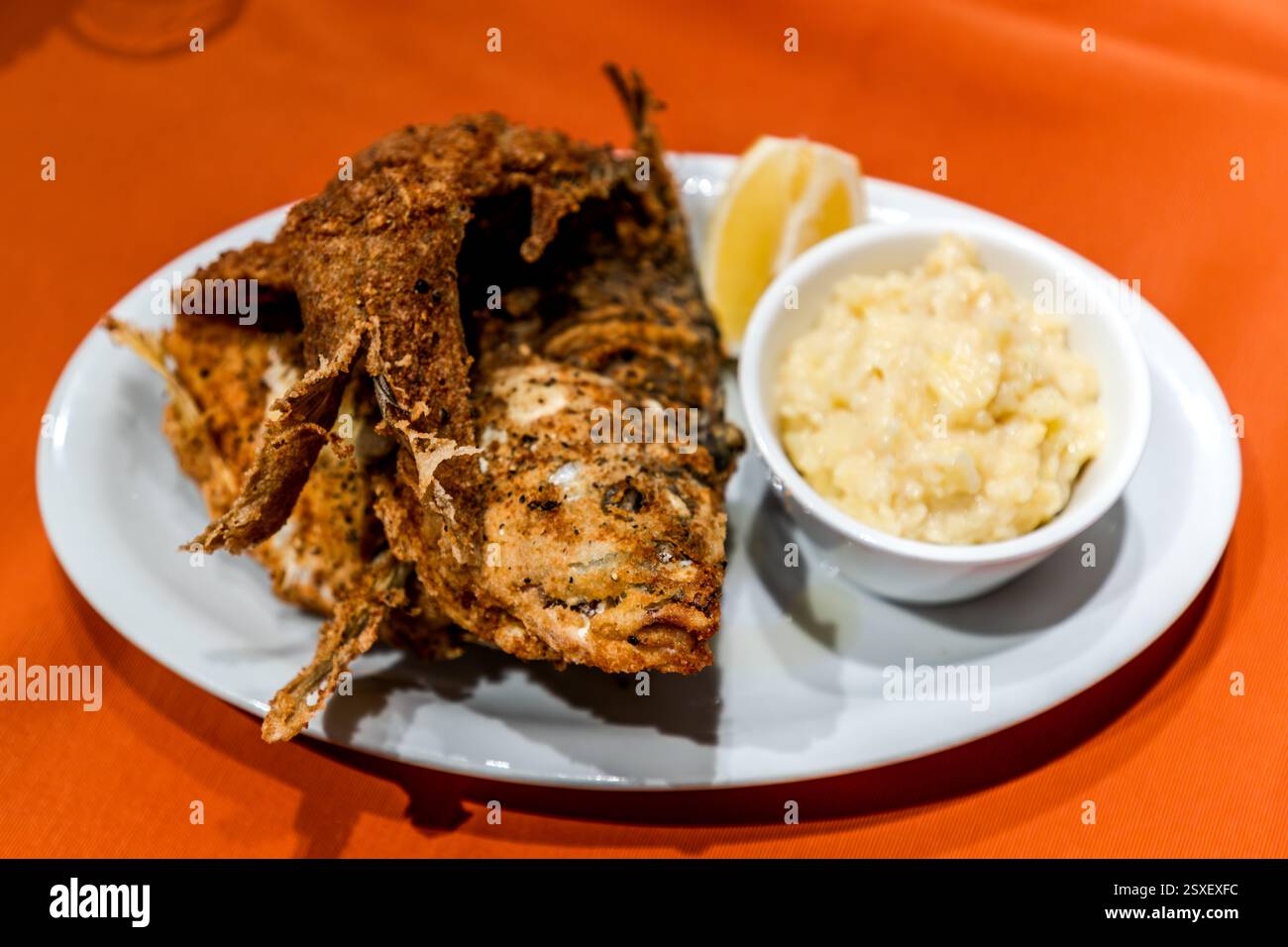 Frittierte Karpfen und Kartoffelpüree werden auf einem Teller in Forchheim, Bayern, serviert Stockfoto