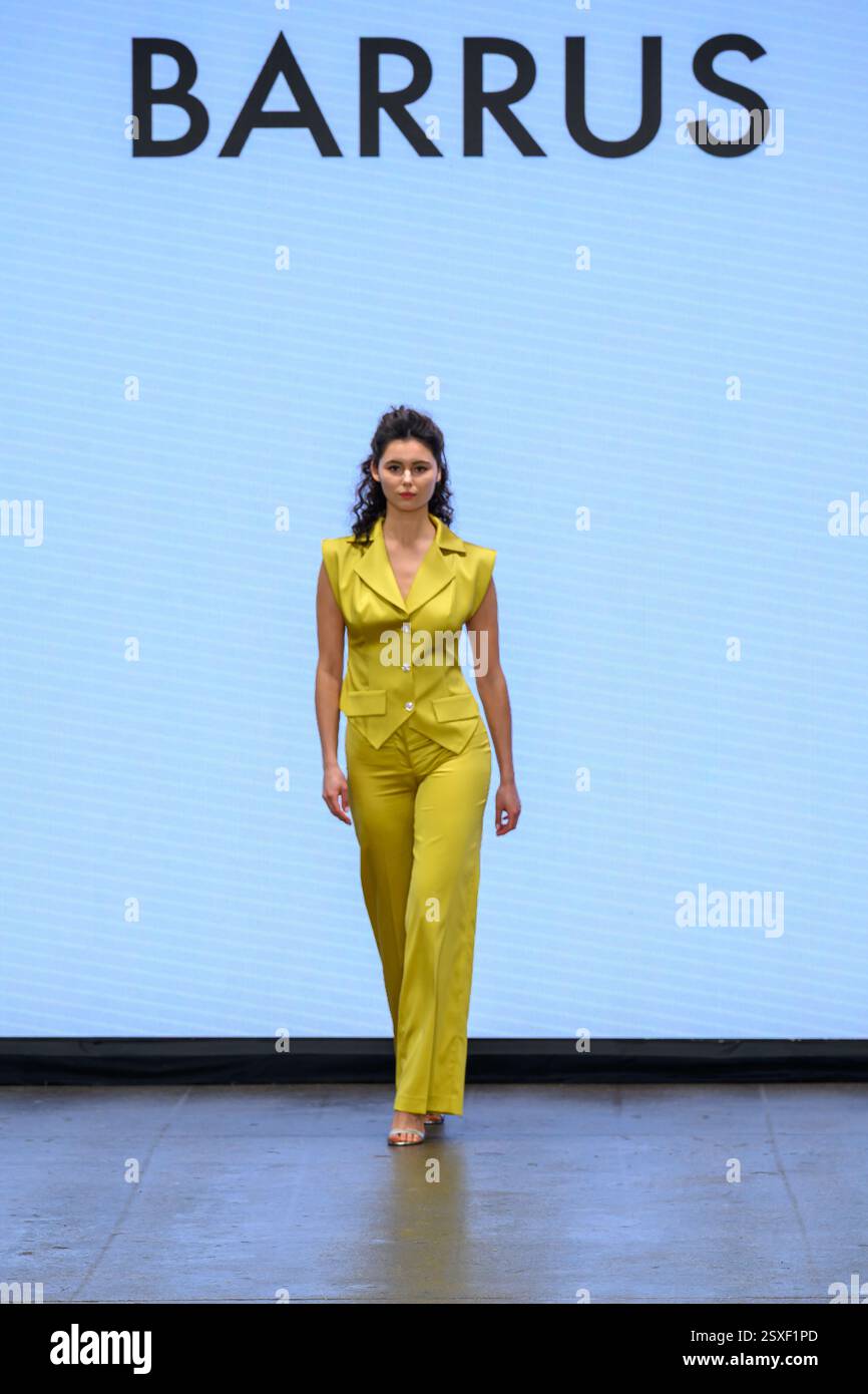 London, UK, 21. Februar 2025, Fashion Scout präsentiert die Kollektion von Barrus auf der London Fashion Week im Februar 2025. Die fantastischen Designs von Barrus wurden von Ephesus inspiriert, einer antiken Stadt, in der Geschichte und Handwerkskunst auf zeitgenössische Couture treffen. Einzigartige Abendkleider, Cocktailkleider und lässige Outfits sind das Ergebnis eines Teams von multikulturellen Designern unter der Leitung des Creative Director, Neslişah Yılmaz., Andrew Lalchan Photography/Alamy Live News Stockfoto