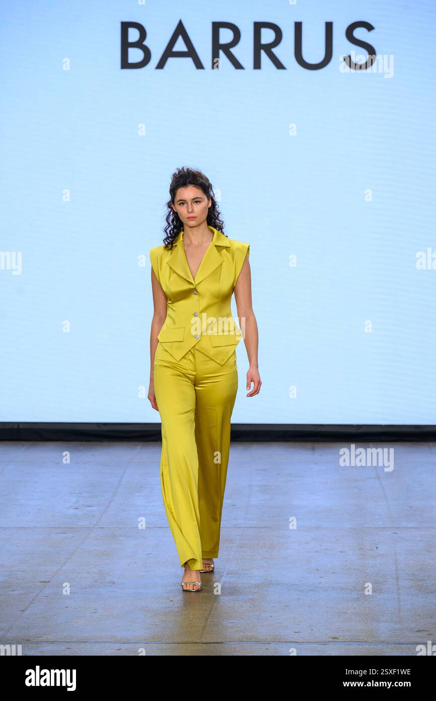 London, UK, 21. Februar 2025, Fashion Scout präsentiert die Kollektion von Barrus auf der London Fashion Week im Februar 2025. Die fantastischen Designs von Barrus wurden von Ephesus inspiriert, einer antiken Stadt, in der Geschichte und Handwerkskunst auf zeitgenössische Couture treffen. Einzigartige Abendkleider, Cocktailkleider und lässige Outfits sind das Ergebnis eines Teams von multikulturellen Designern unter der Leitung des Creative Director, Neslişah Yılmaz., Andrew Lalchan Photography/Alamy Live News Stockfoto