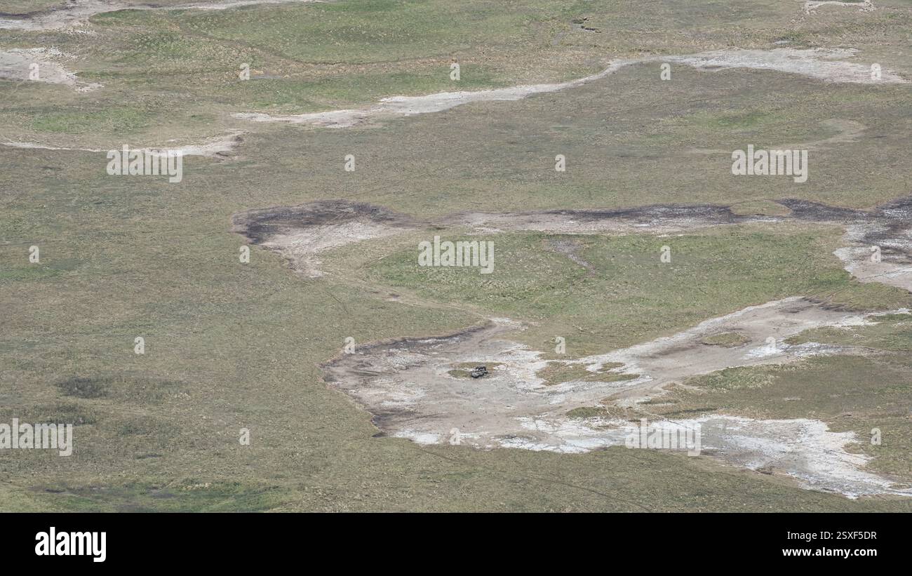 Wunderschöne Aussicht aus der Luft mit einzigartigen Geländemustern, die auf ausgedehnten Graslandschaften in Ngorongoro Tansania Afrika zu finden sind Stockfoto