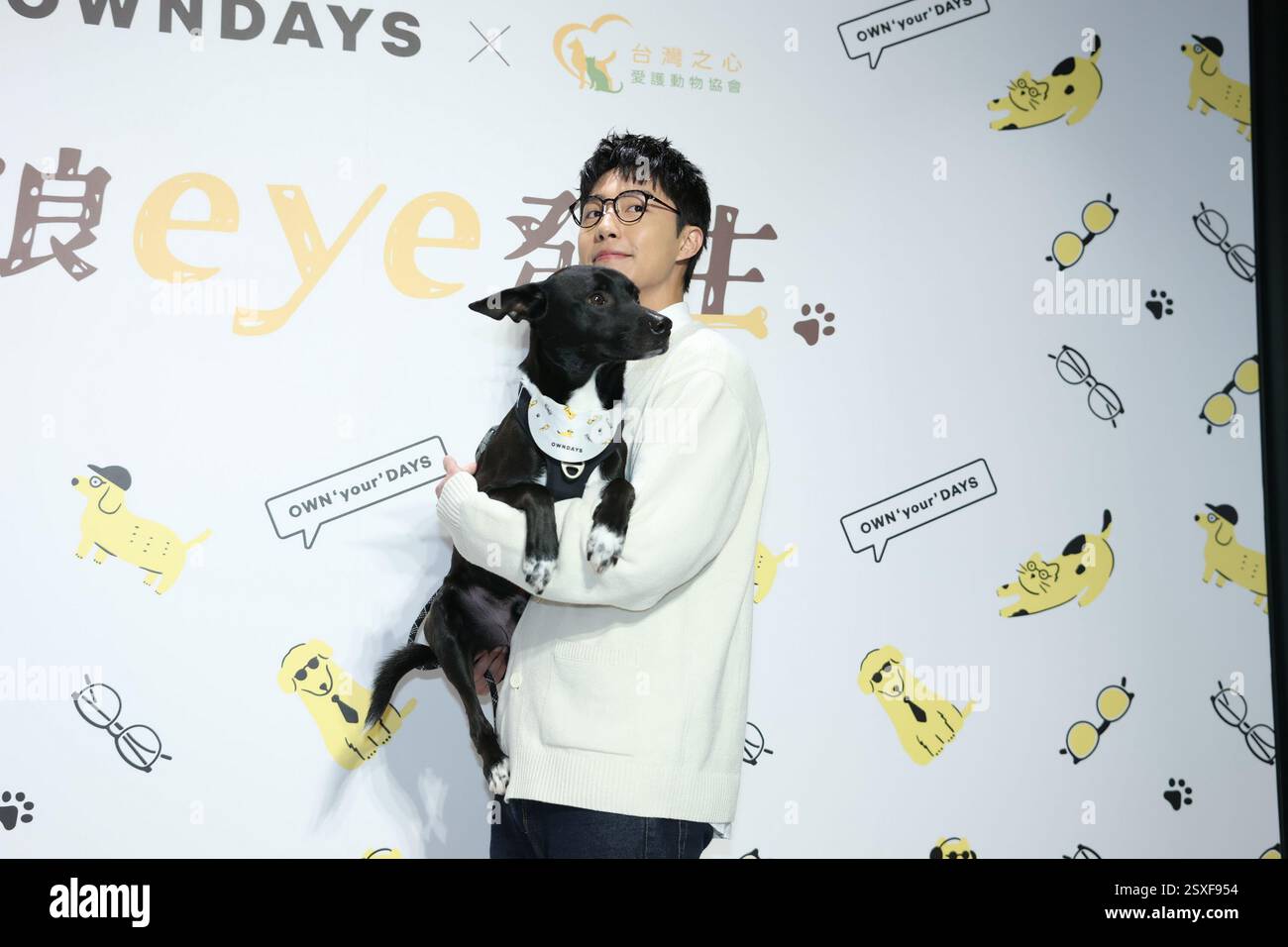 TAIPEH, CHINA - 24. FEBRUAR 2025 - der taiwanesische Schauspieler Kent Tsai und sein Hund Amo nehmen am 24. Februar 2025 an einer Veranstaltung der öffentlichen Wohlfahrt in Taipeh, China Teil. Stockfoto