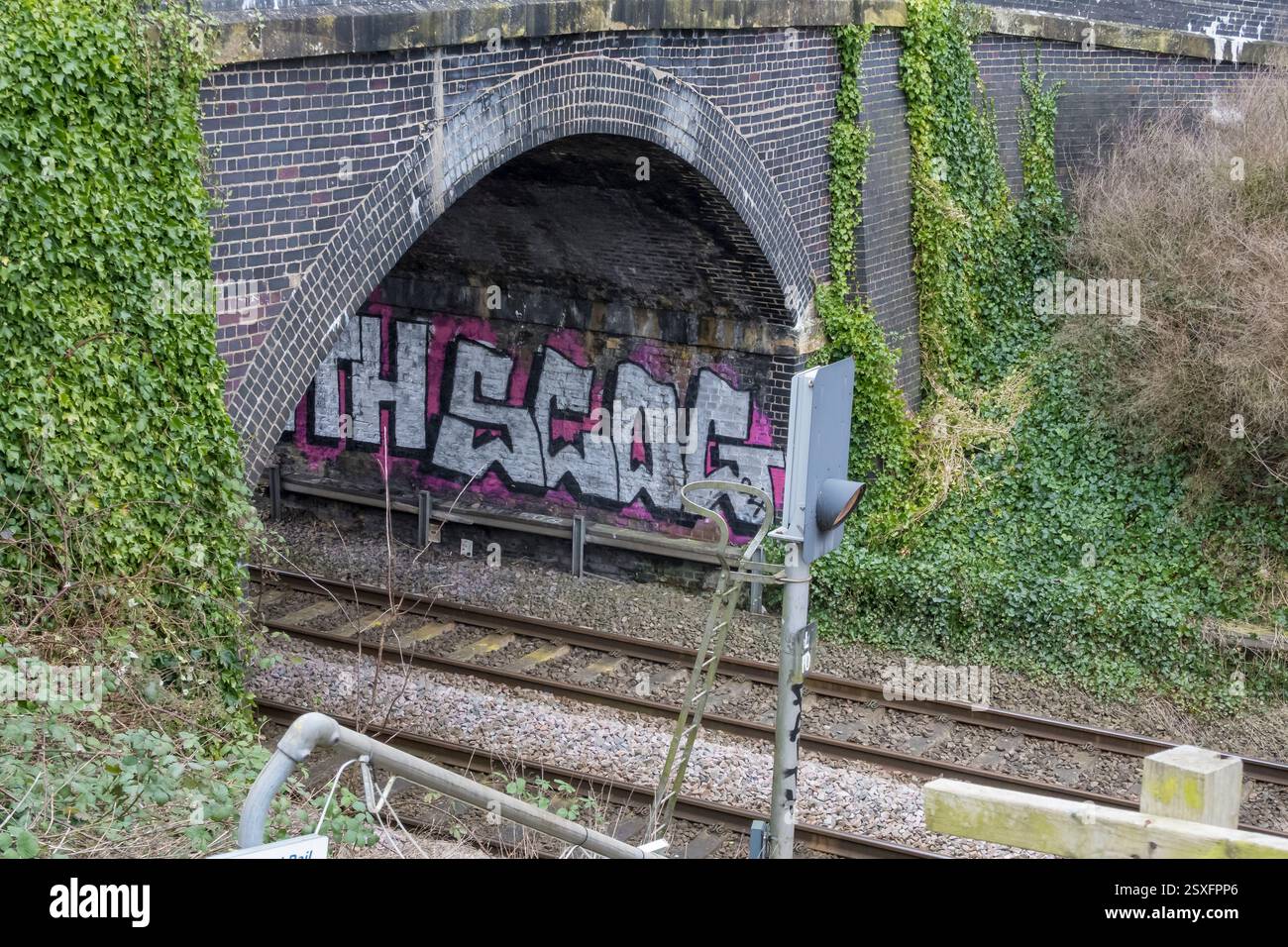 Graffiti an der Wand des Eisenbahntunnels Stockfoto