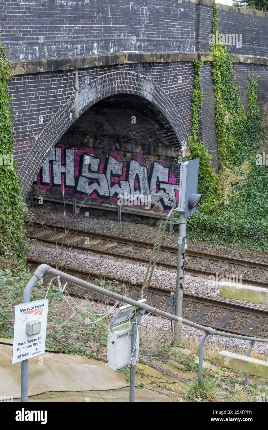 Graffiti an der Wand des Eisenbahntunnels Stockfoto