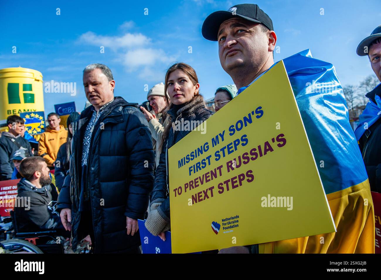 Februar, Amsterdam. Vor drei Jahren startete Russland eine umfassende Invasion der Ukraine. In Amsterdam versammelten sich Tausende ukrainischer Menschen, Unterstützer und ukrainische Soldaten, um die Gesellschaft daran zu erinnern, dass der Krieg beendet werden muss und dass die Ukraine Unterstützung braucht. Stockfoto