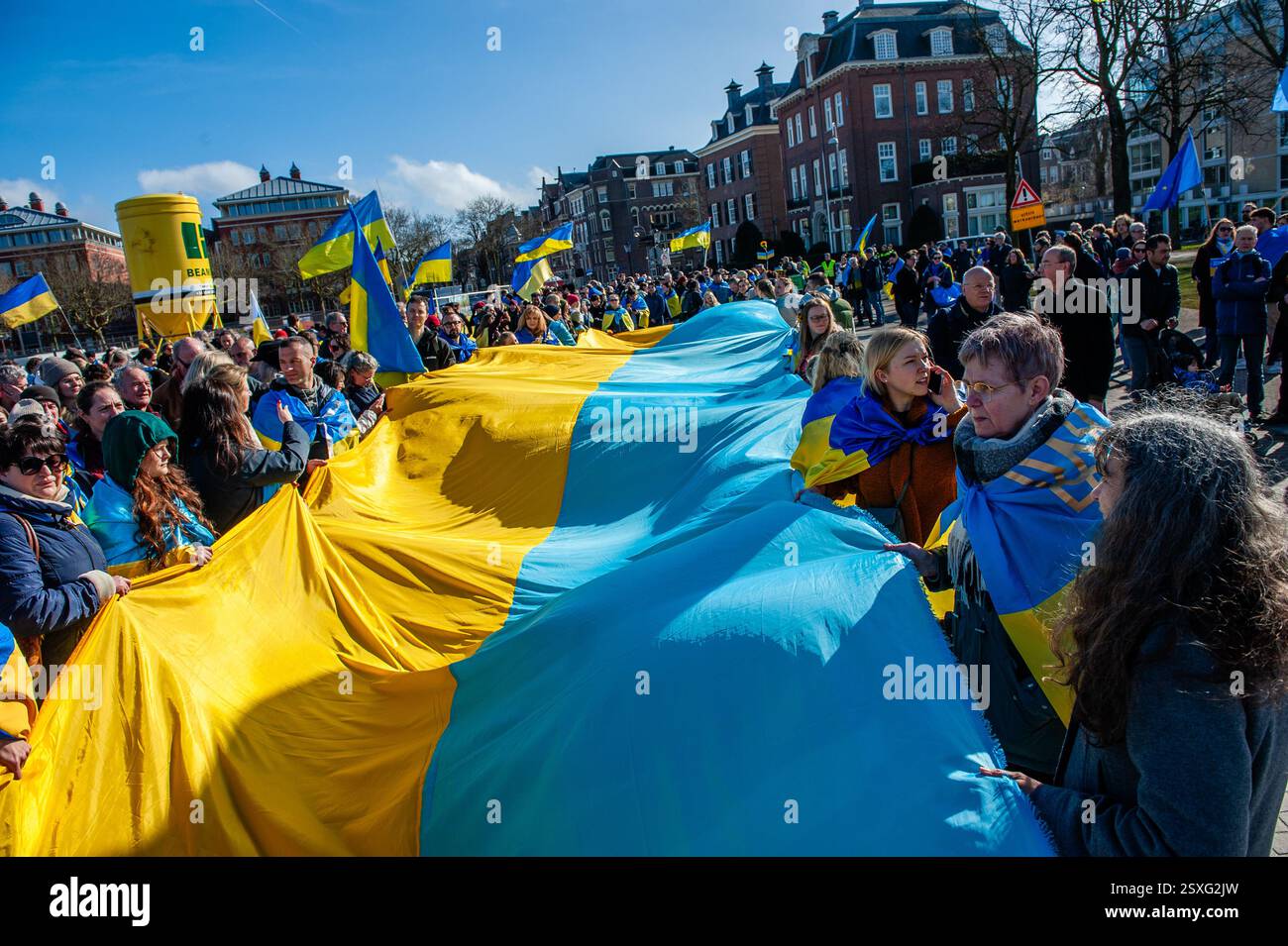Februar, Amsterdam. Vor drei Jahren startete Russland eine umfassende Invasion der Ukraine. In Amsterdam versammelten sich Tausende ukrainischer Menschen, Unterstützer und ukrainische Soldaten, um die Gesellschaft daran zu erinnern, dass der Krieg beendet werden muss und dass die Ukraine Unterstützung braucht. Stockfoto