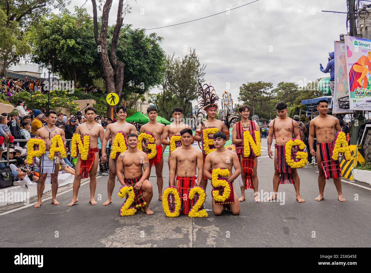 Quezon City, Quezon, Philippinen. Februar 2025. Männer mit Igorot-Abstammung führen die Float Parade während des Panagbenga Festivals 2025 in Baguio City. (Kreditbild: © Kenosis Yap/ZUMA Press Wire) NUR REDAKTIONELLE VERWENDUNG! Nicht für kommerzielle ZWECKE! Stockfoto