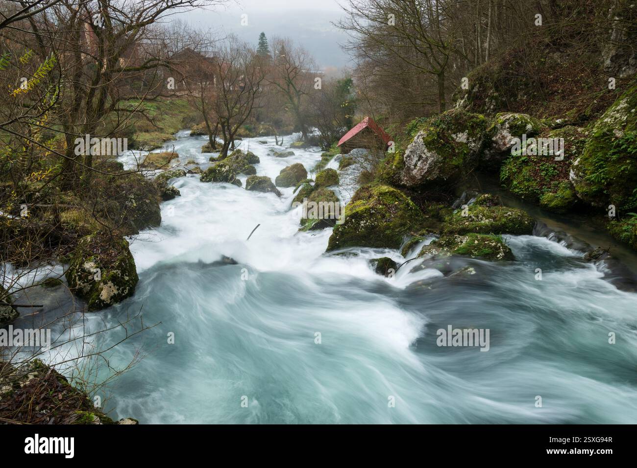Kaskaden am schnellen Bergbach Krupa mit Holzmühlen, klarem Wasser mit türkisfarbener Farbe Stockfoto