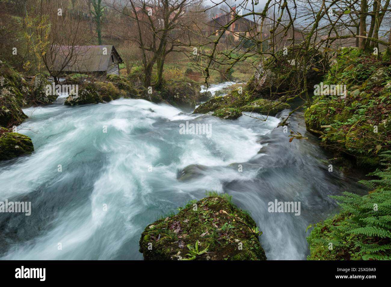Kaskaden am schnellen Bergbach Krupa mit Holzmühlen, klarem Wasser mit türkisfarbener Farbe Stockfoto
