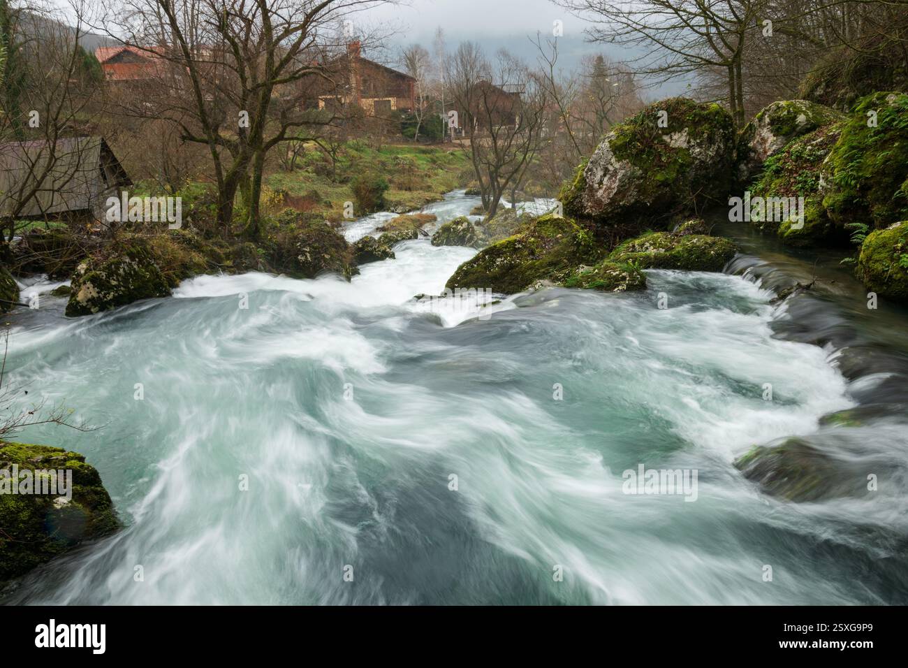 Kaskaden am schnellen Bergbach Krupa mit Holzmühlen, klarem Wasser mit türkisfarbener Farbe Stockfoto