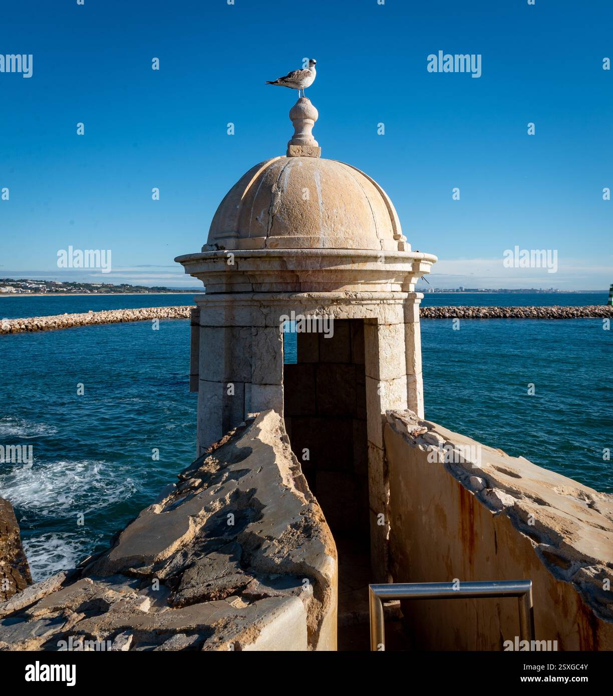 Festung Fortaleza da Ponta da Bandeira in Praia da Batata, Lagos, Algarve, Portugal. Stockfoto