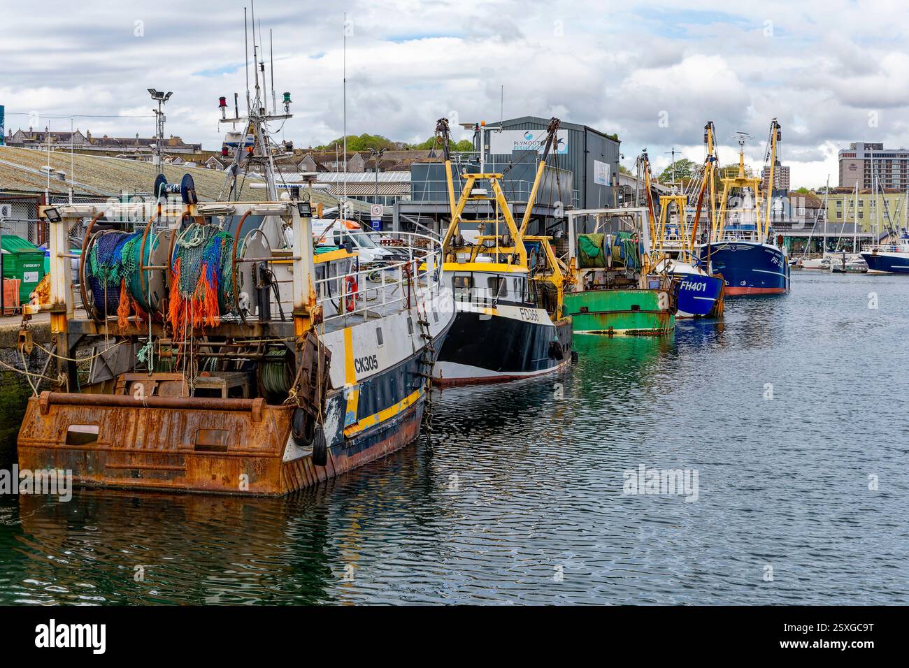 Farbenfrohe Fischerboote liegen am Fish Market Quay in Sutton Harbour, Plymouth, Devon, England. Stockfoto Farbenfrohe Fischerboote liegen am Fish Market Quay in Sutton Harbour, Plymouth, Devon, England. Stockfoto