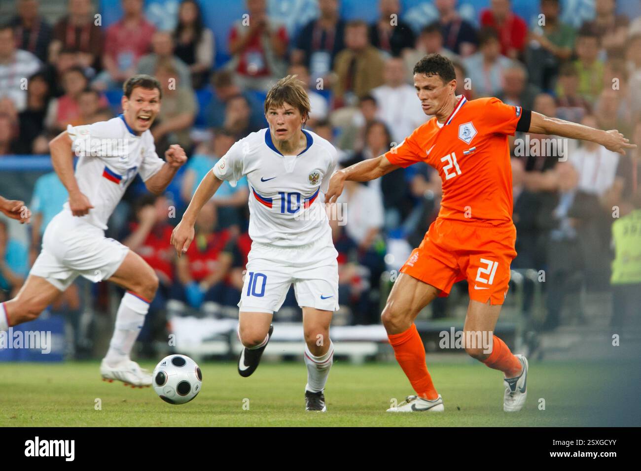 Andrei Arschavin aus Russland (10) als Khalid Boulahrouz aus den Niederlanden (21) verteidigt während eines Viertelfinalspiels der UEFA Euro 2008 gegen Russland im St. Jakob Park am 21. Juni 2008 in Basel. Nur redaktionelle Verwendung. Kommerzielle Nutzung verboten. (Foto: Jonathan Paul Larsen / Diadem Images) Stockfoto