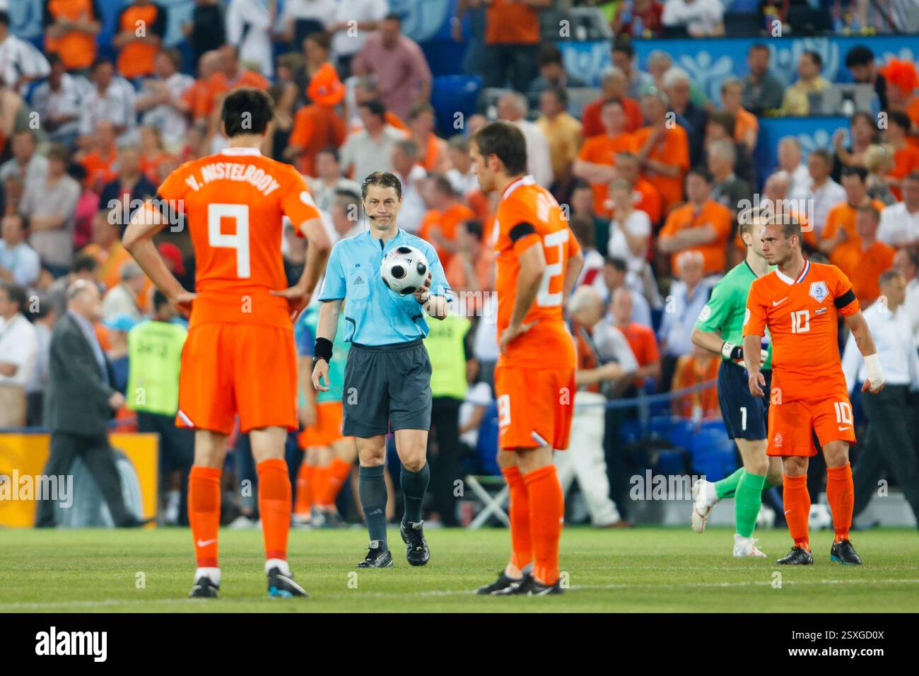 Schiedsrichter Lubos Michel präsentiert den Ball für den Auftakt der zweiten Halbzeit des Viertelfinales der UEFA Euro 2008 zwischen Russland und den Niederlanden im St. Jakob Park am 21. Juni 2008 in Basel, Schweiz. Nur redaktionelle Verwendung. Kommerzielle Nutzung verboten. (Foto: Jonathan Paul Larsen / Diadem Images) Stockfoto