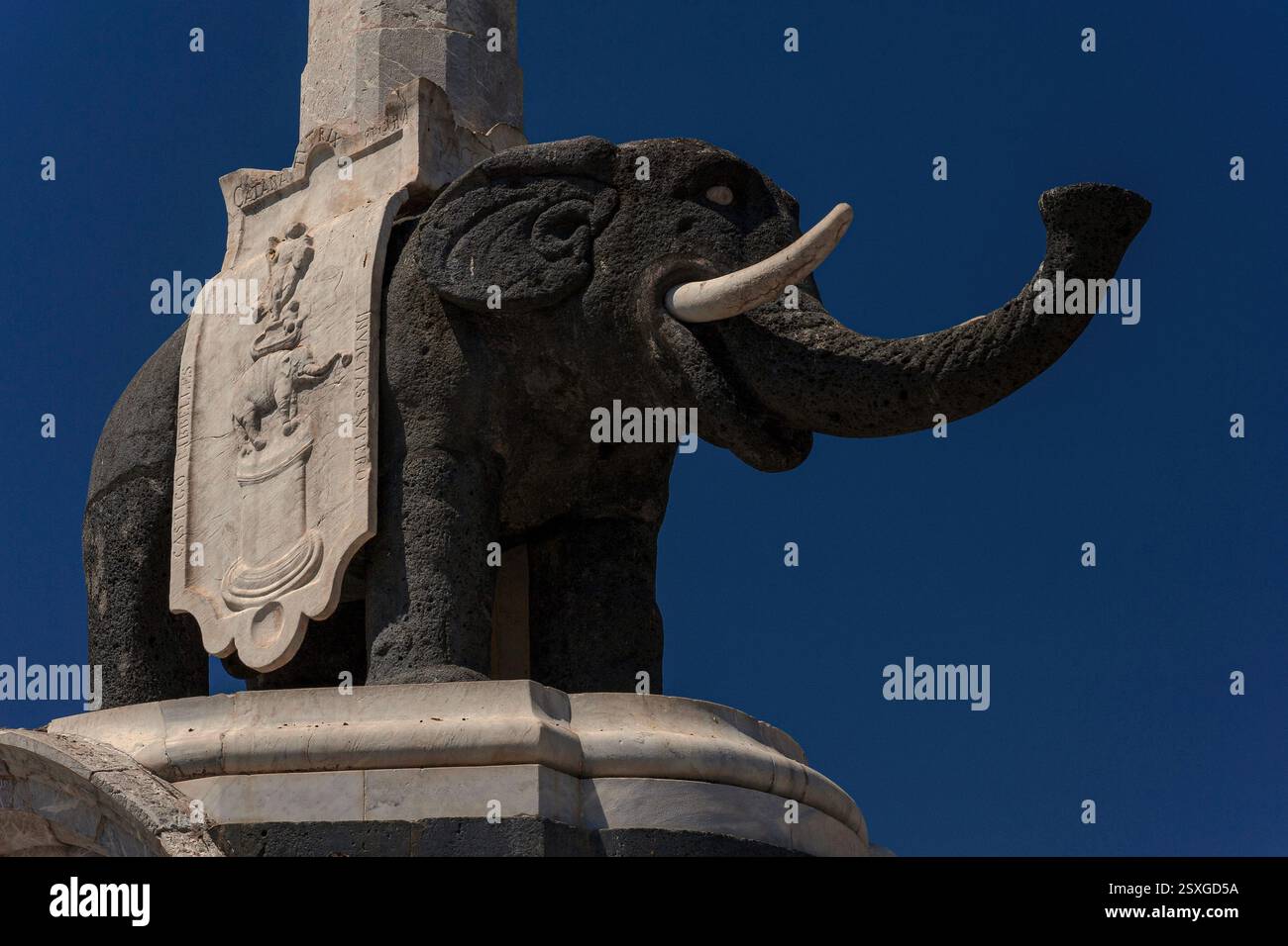 Dieser schwarze Basaltelefant, das offizielle Emblem von Catania, Sizilien, Italien, könnte byzantinisch oder karthagisch sein und der Obelisk auf seinem Rücken könnte aus dem alten Ägypten stammen. Beide könnten den Zirkus von Roman Catana dekoriert haben. Der Elefantenbrunnen oder Fontana dell’Elefante auf der Piazza del Duomo stammt vom Palermo-Architekten Giovanni Battista Vaccarini aus dem 18. Jahrhundert. Stockfoto