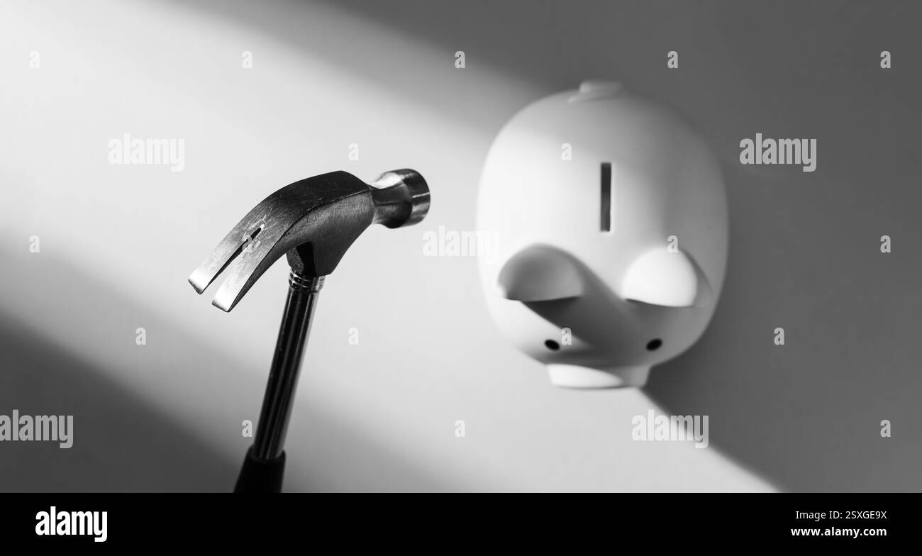 Drohender Hammer im Begriff, eine Sparkasse zu brechen: Krise, Konkurs und Schulden Konzept Stockfoto