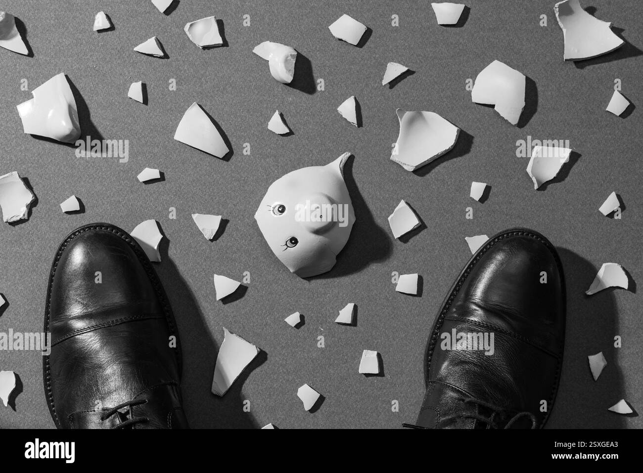 Geschäftsmannfüße und gebrochene Sparkasse Draufsicht: Krise, Konkurs und Schuldenkonzept Stockfoto