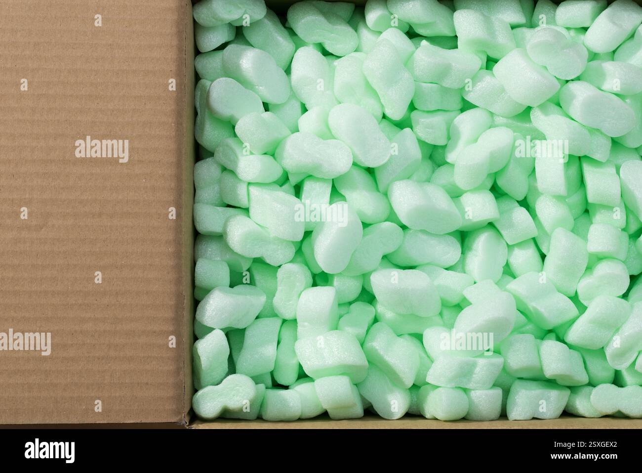 Grüne lose Füllchips in einer Box: Sicherer Versand zerbrechlicher Artikel und Produkte Stockfoto