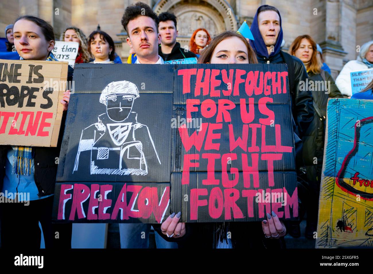 Edinburgh, Schottland, Großbritannien. Februar 2025. Auf dem Bristol Square Edinburgh findet anlässlich des 3. Jahrestages der Invasion Russlands in der Ukraine eine Mahnwache statt. Iain Masterton/Alamy Live News. Stockfoto