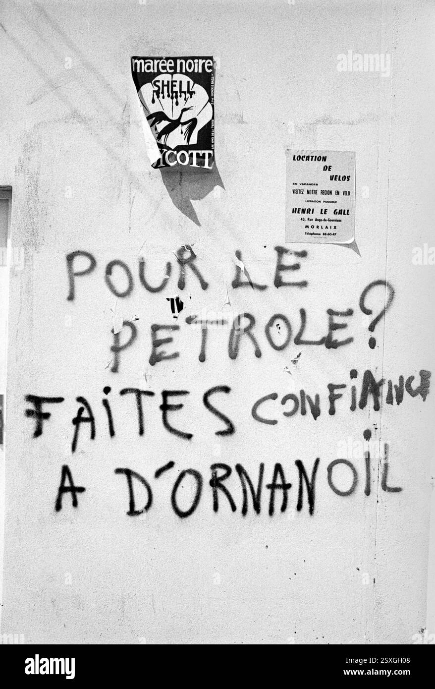 - Bretagne (Frankreich), Sommer 1978, Wandbeschriftungen gegen die Regierung und die Ölgesellschaften nach dem Unfall und dem Untergang des Öltankers Amoco Cadiz und der daraus resultierenden schweren Verschmutzung der bretonischen Küste. - Bretagna (Francia), Anwesen 1978, scritte murali di protesta contro il Governno e le compagnie petrolifere per l'incidente e l'affondamento della petroliera Amoco Cadiz e il conseguente grave inquinamento delle coste Bretoni Stockfoto