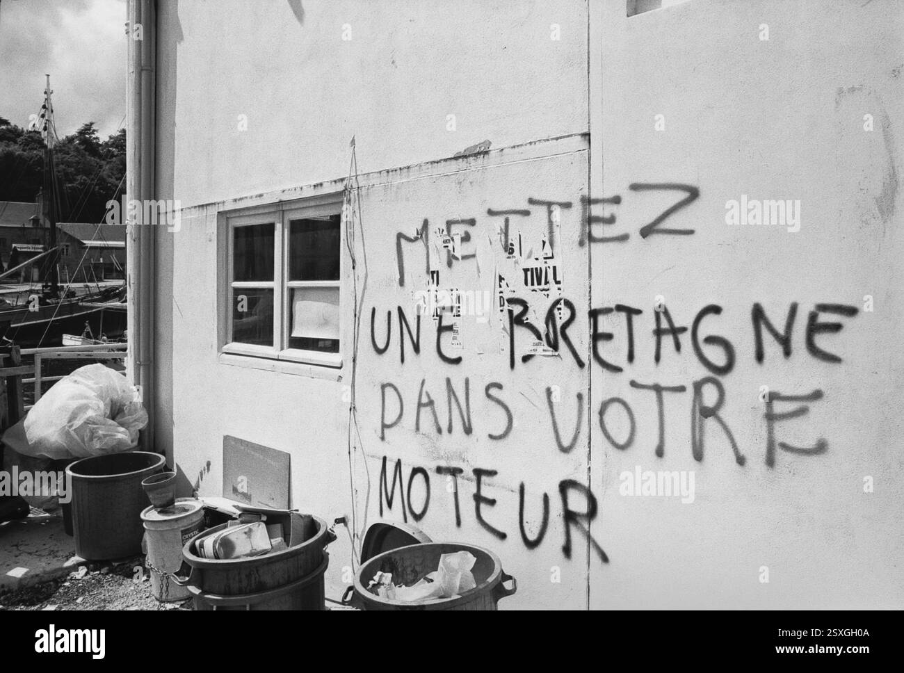- Bretagne (Frankreich), Sommer 1978, Wandbeschriftungen gegen die Regierung und die Ölgesellschaften nach dem Unfall und dem Untergang des Öltankers Amoco Cadiz und der daraus resultierenden schweren Verschmutzung der bretonischen Küste. - Bretagna (Francia), Anwesen 1978, scritte murali di protesta contro il Governno e le compagnie petrolifere per l'incidente e l'affondamento della petroliera Amoco Cadiz e il conseguente grave inquinamento delle coste Bretoni Stockfoto
