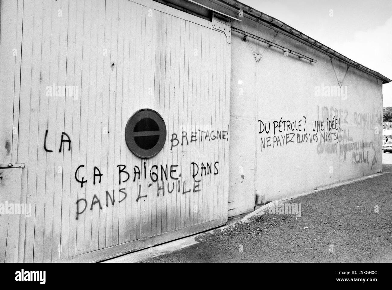- Bretagne (Frankreich), Sommer 1978, Wandbeschriftungen gegen die Regierung und die Ölgesellschaften nach dem Unfall und dem Untergang des Öltankers Amoco Cadiz und der daraus resultierenden schweren Verschmutzung der bretonischen Küste. - Bretagna (Francia), Anwesen 1978, scritte murali di protesta contro il Governno e le compagnie petrolifere per l'incidente e l'affondamento della petroliera Amoco Cadiz e il conseguente grave inquinamento delle coste Bretoni Stockfoto