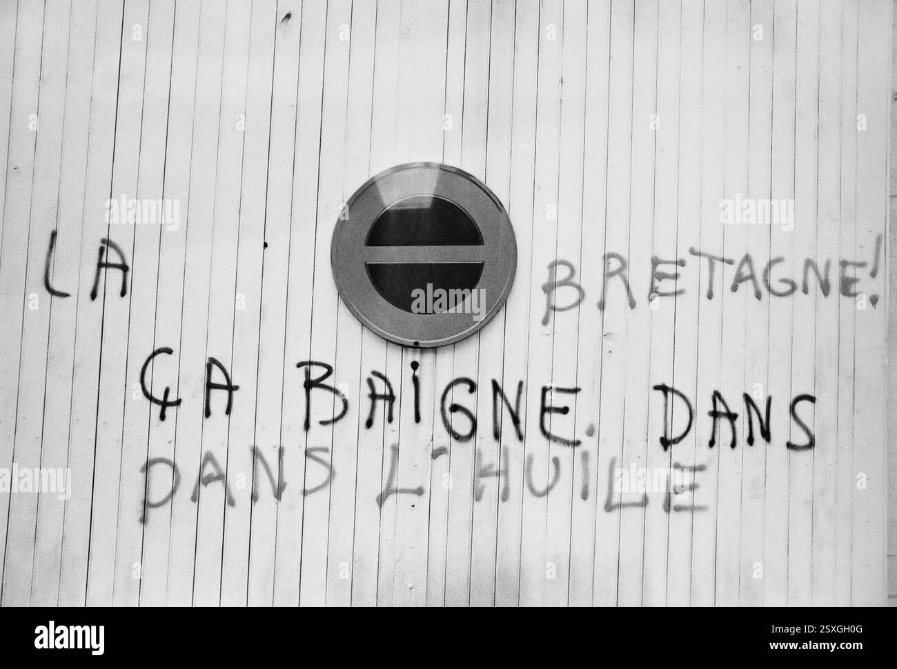 - Bretagne (Frankreich), Sommer 1978, Wandbeschriftungen gegen die Regierung und die Ölgesellschaften nach dem Unfall und dem Untergang des Öltankers Amoco Cadiz und der daraus resultierenden schweren Verschmutzung der bretonischen Küste. - Bretagna (Francia), Anwesen 1978, scritte murali di protesta contro il Governno e le compagnie petrolifere per l'incidente e l'affondamento della petroliera Amoco Cadiz e il conseguente grave inquinamento delle coste Bretoni Stockfoto