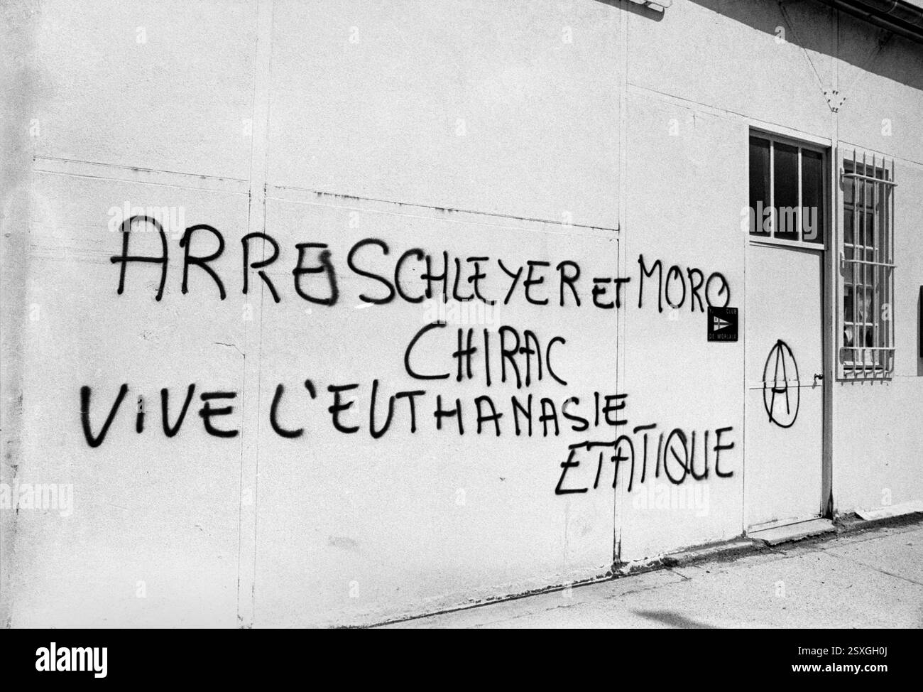 - Bretagne (Frankreich), Sommer 1978, Wandbeschriftungen gegen die Regierung und die Ölgesellschaften nach dem Unfall und dem Untergang des Öltankers Amoco Cadiz und der daraus resultierenden schweren Verschmutzung der bretonischen Küste. - Bretagna (Francia), Anwesen 1978, scritte murali di protesta contro il Governno e le compagnie petrolifere per l'incidente e l'affondamento della petroliera Amoco Cadiz e il conseguente grave inquinamento delle coste Bretoni Stockfoto