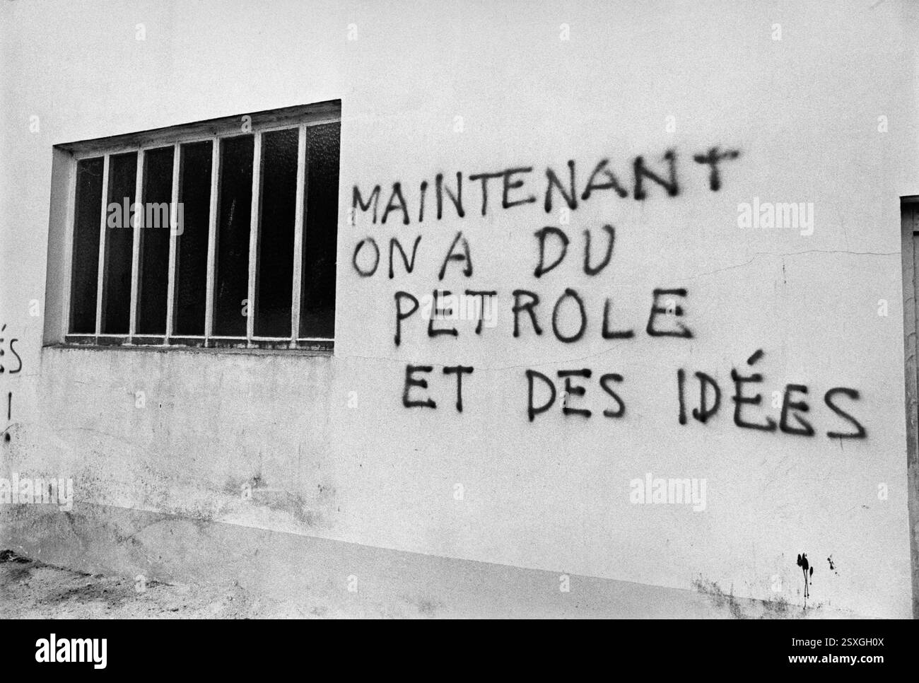 - Bretagne (Frankreich), Sommer 1978, Wandbeschriftungen gegen die Regierung und die Ölgesellschaften nach dem Unfall und dem Untergang des Öltankers Amoco Cadiz und der daraus resultierenden schweren Verschmutzung der bretonischen Küste. - Bretagna (Francia), Anwesen 1978, scritte murali di protesta contro il Governno e le compagnie petrolifere per l'incidente e l'affondamento della petroliera Amoco Cadiz e il conseguente grave inquinamento delle coste Bretoni Stockfoto